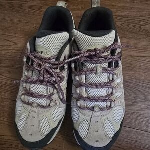 NWOT Merrell Women's Beige Mesh Trail Shoes with Purple Laces